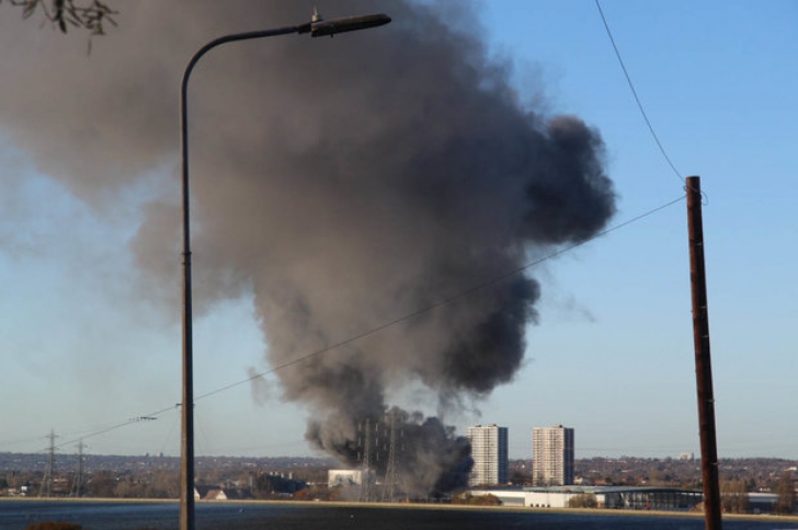 Panică la Londra, incendiu și un nor uriaș de fum deasupra metropolei (VIDEO)