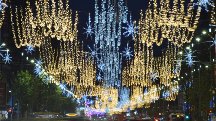 A început instalarea luminiţelor de Crăciun în centrul Capitalei  