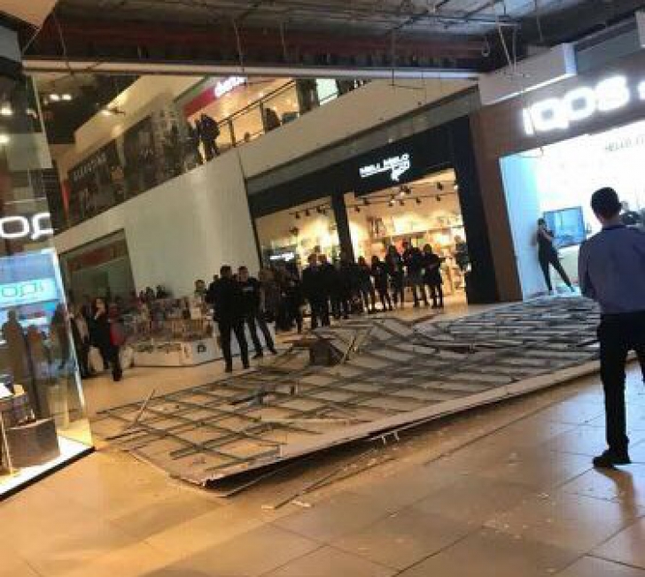 PANICĂ la un mall din Constanța! O bucata de tavan s-a prăbușit! (VIDEO)