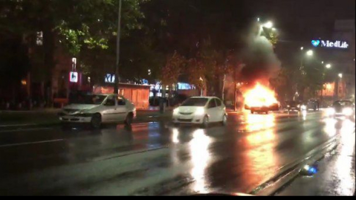 Maşină în flăcări în Centrul Capitalei, pe Bulevardul Magheru - VIDEO