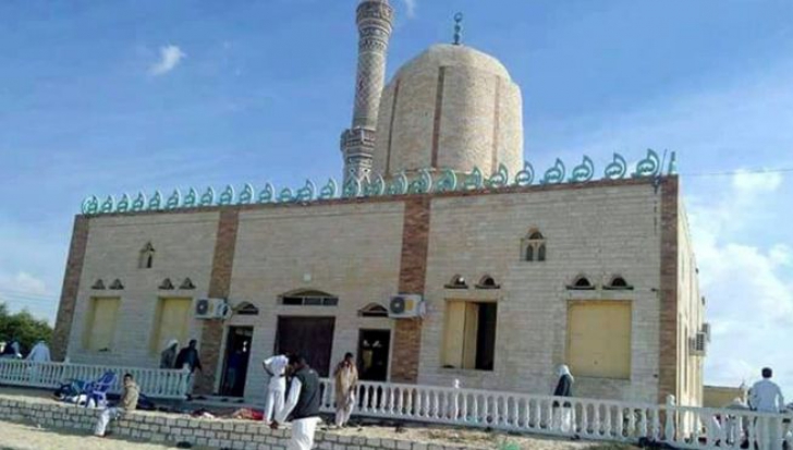 Măcel în Egipt. Atentat cu bombă și arme de foc într-o moschee: 235 de morți, zeci de răniți