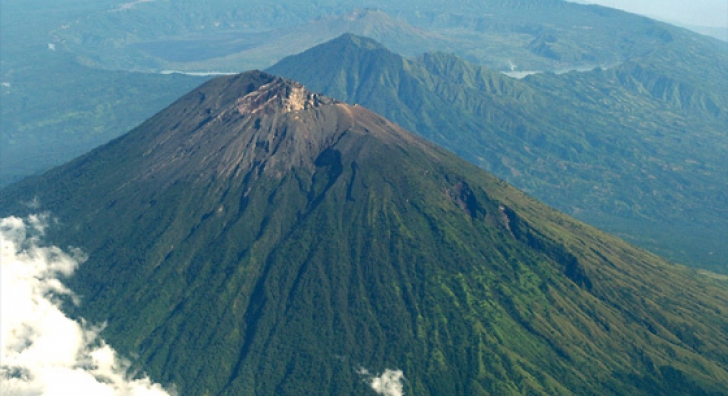 Un vulcan din Bali a aruncat cu cenuşă la peste 700 de metri
