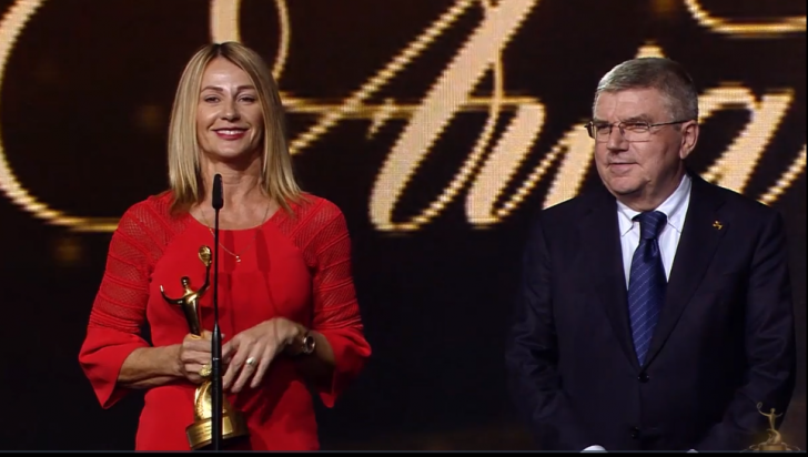 Nadia Comăneci urcă din nou pe podium