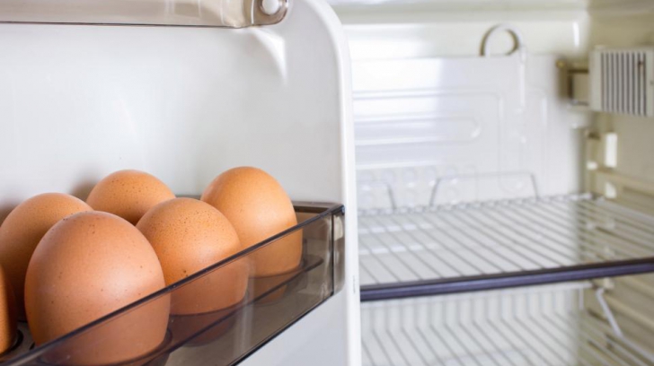 Motivul dezgustător pentru care nu e bine să ții ouăle pe uşa frigiderului