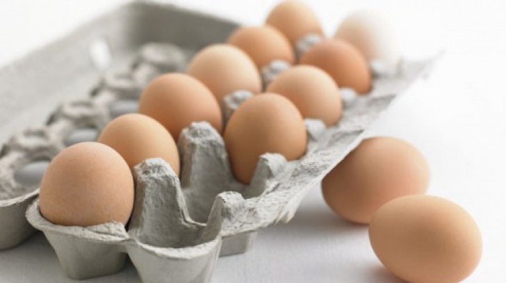 Prețul ouălor a crescut cu24% la poarta fermei și este dublu în magazine. Când se reglează situația 