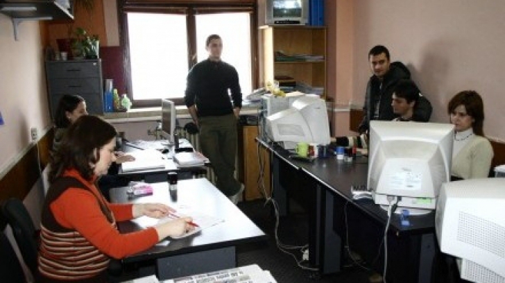 Angajati la birou (foto ilustrativ)
