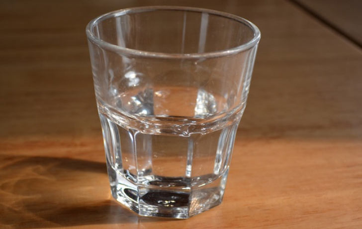 Cum să detectezi şi să alungi energiile negative din casă cu un banal pahar cu apă