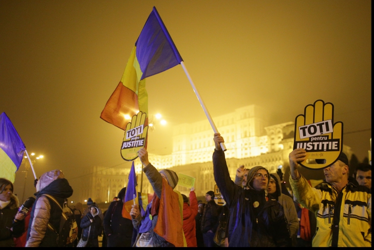 Proteste de amploare în România: 70.000 de oamenii au strigat 'Justiție, nu corupție' în toată ţara