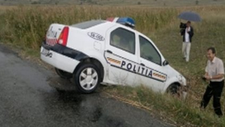 Polițiști, accidentați intenționat de un hoț de autoturisme