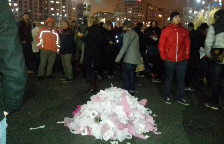 1 200 de oameni au protestat în Piaţa Victoriei. Au aruncat cu hârtie igienică spre Guvern