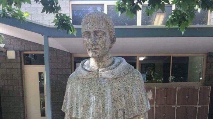 O statuie dintr-o școală catolică a fost acoperită pentru că era prea obscenă. Iată ce reprezintă