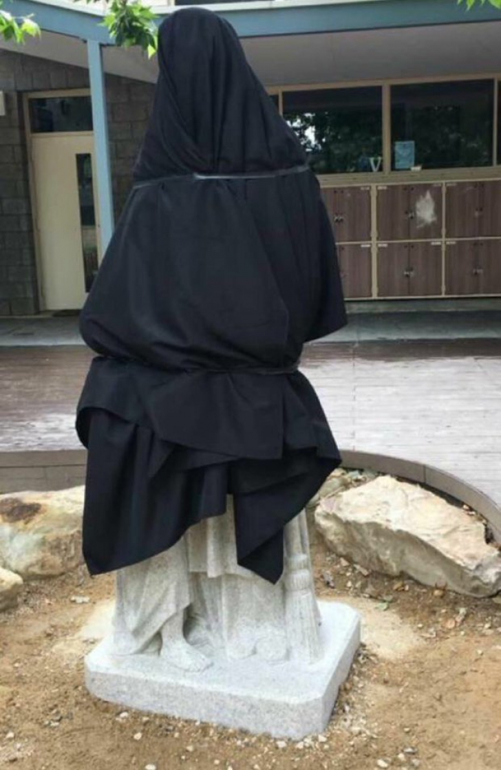 O statuie dintr-o școală catolică a fost acoperită pentru că era prea obscenă. Iată ce reprezintă