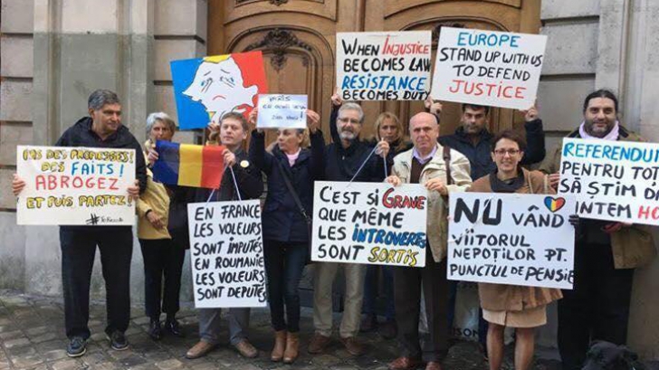 Românii au protestat la Paris: Oricum nu trimitem noi cât furați voi!