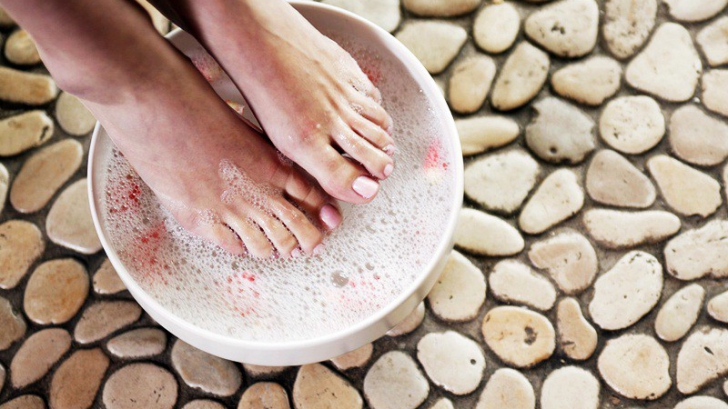De ce este bine să-ți speli picioarele seara cu bicarbonat de sodiu