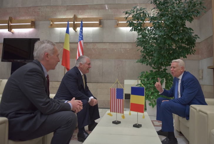 FOTO. Cu ce oficiali s-a întâlnit Rex Tillerson, în scurta sa escală în România 