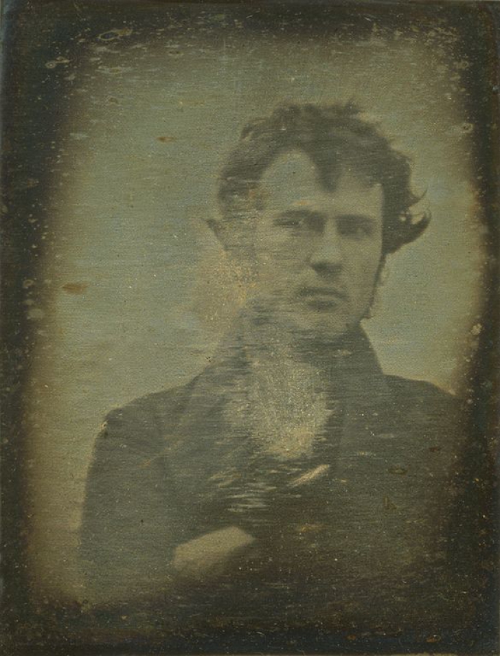 Primul selfie din lume a fost făcut în anul 1839. Aşa arată fotografia lui Robert Cornelius