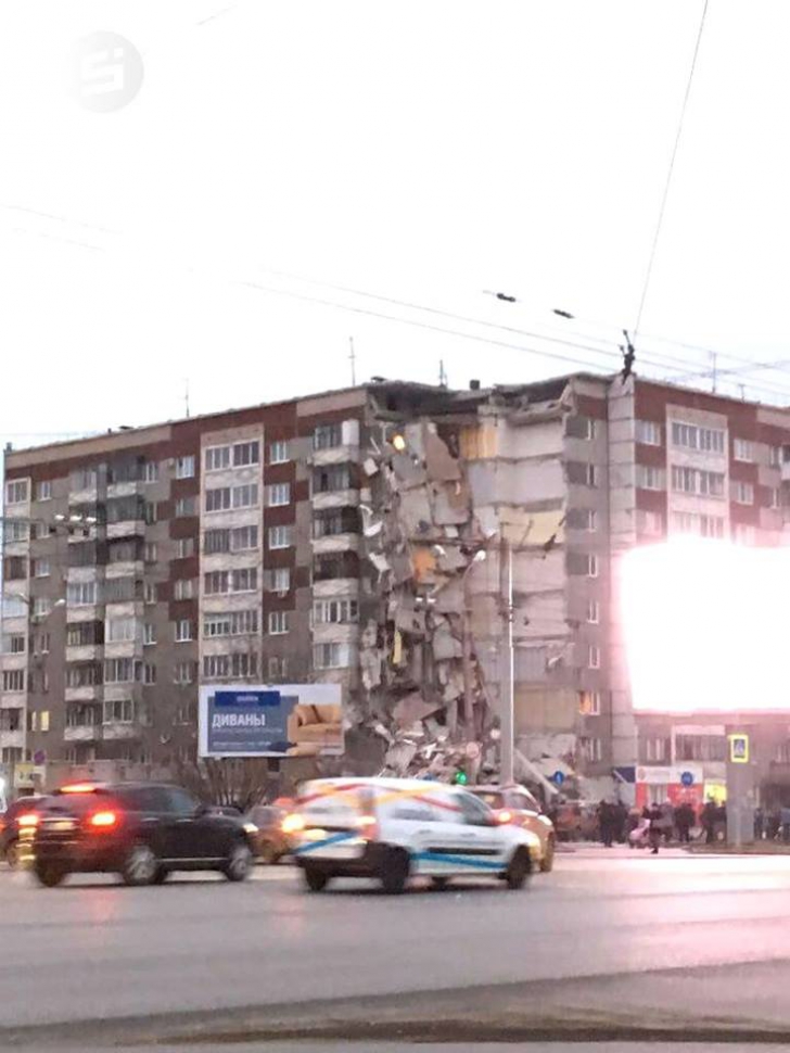 O clădire s-a prăbușit parțial în Rusia, după o explozie: Există mai mulți MORȚI și răniți