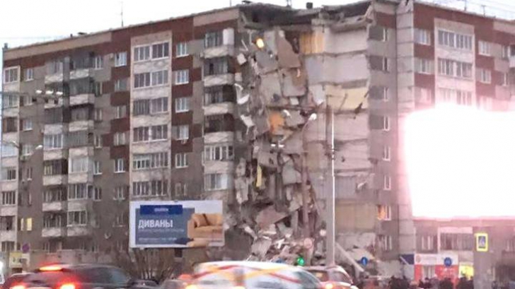 O clădire s-a prăbușit parțial în Rusia, după o explozie: Există mai mulți MORȚI și răniți