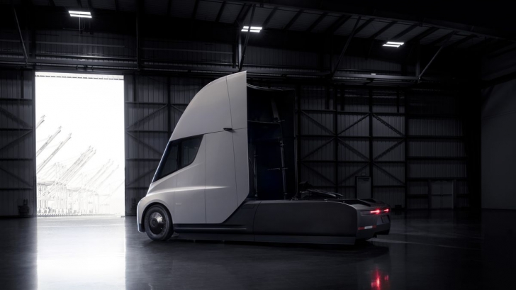 Tesla și-a prezentat camionul electric, desprins din filmele SF: ”Dieselul e sinucidere economică”