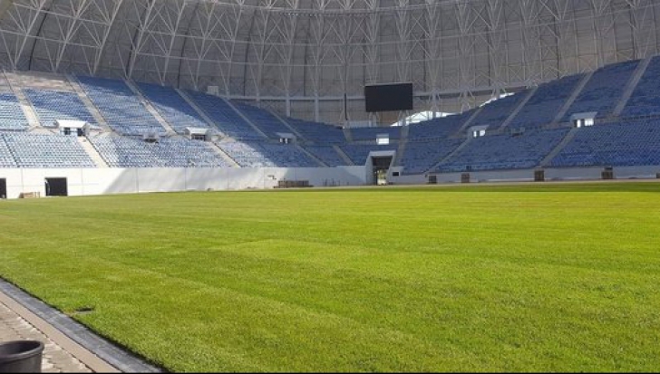 Gazonul stadionului din Craiova a cedat după primul meci. Milioane de euro, călcate în picioare