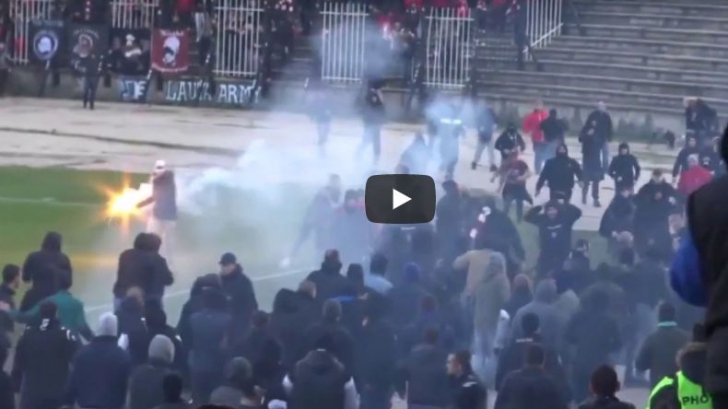 Scene de violență pe teren. Suporterii a două echipe din Bulgaria au făcut scandal maxim VIDEO