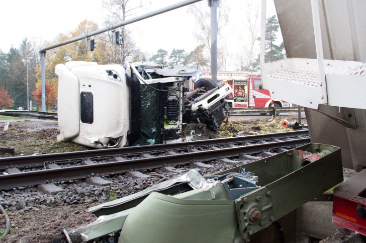 Tragedie în Germania: cel puţin 12 răniţi, după ce un tren a lovit un camion