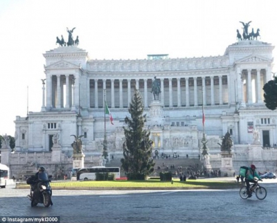 Bradul de Crăciun de la Roma, ţinta GLUMELOR pe internet. Preţul EXORBITANT plătit de primărie