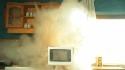 BOMBĂ CU ALBUȘ! Nu face asta în cuptorul cu microunde, urmările pot fi grave 