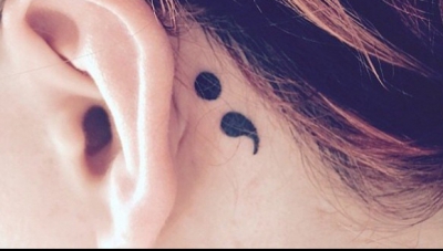 Ce înseamnă când vezi pe cineva cu un tatuaj cu un punct şi virgulă