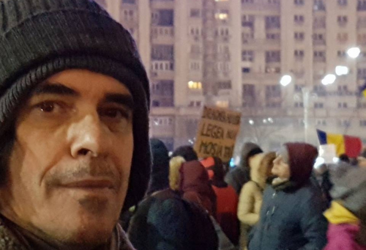 Mircea Cărtărescu, în stradă, printre protestatari