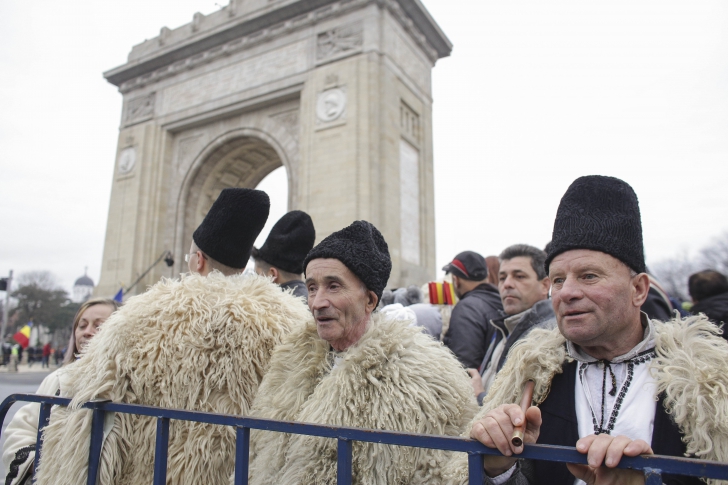 PARADĂ impresionantă de 1 DECEMBRIE la Arcul de Triumf. 15.000 de români prezenți