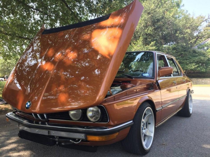 Au scos la vânzare un BMW din '77. Clienţii s-au uitat sub capotă, n-au putut crede ce văd acolo