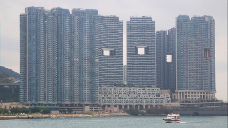 Motivul neobişnuit pentru care zgârie-norii din Hong Kong au găuri în ei