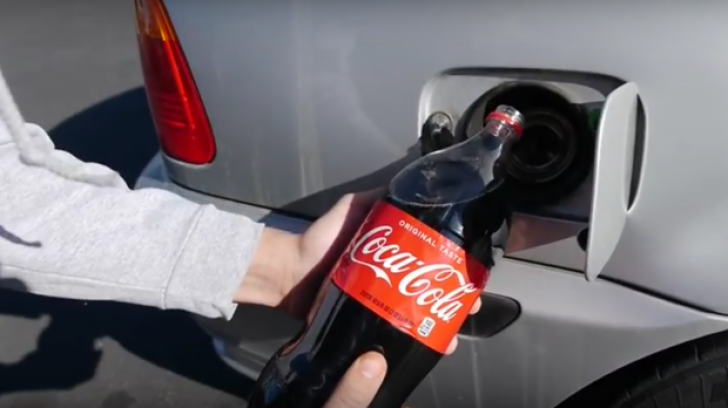 Experiment inedit: A turnat doi litri de Coca-Cola în rezervorul mașinii, apoi s-a urcat la volan