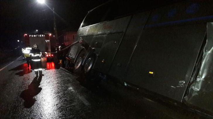 Un autocar cu 19 persoane s-a CIOCNIT cu un autoturism şi s-a răsturnat, în Pasul Tihuţa