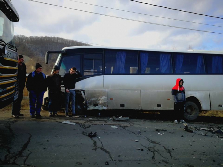 Accident de cod roşu în judeţul Bacău: un autocar s-a ciocnit cu un microbuz