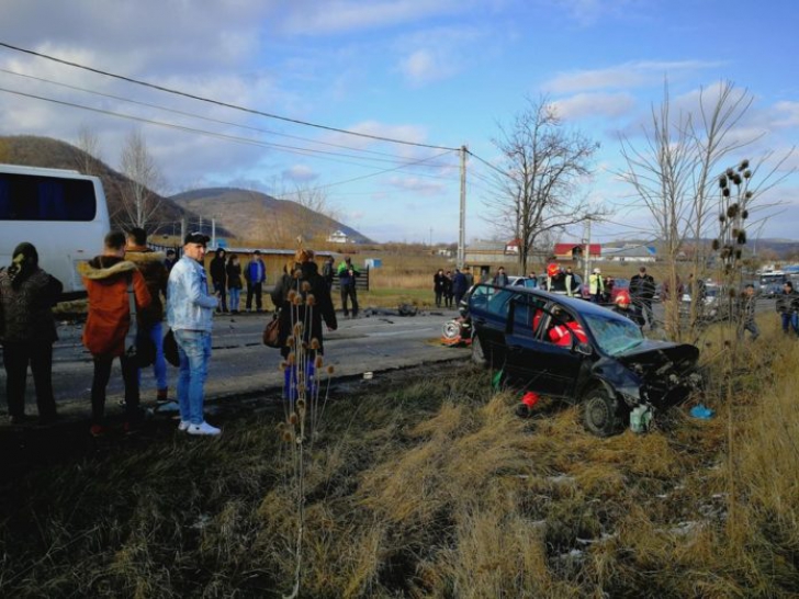 Accident de cod roşu în judeţul Bacău: un autocar s-a ciocnit cu un microbuz