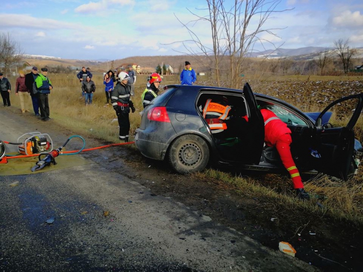 Accident de cod roşu în judeţul Bacău: un autocar s-a ciocnit cu un microbuz