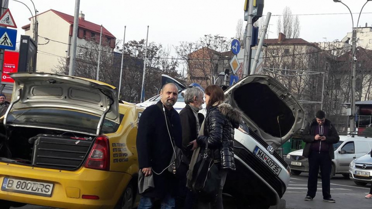 Accident grav în Bucureşti. Maşină de poliţie, răsturnată peste un taxi. Imagini de la faţa locului