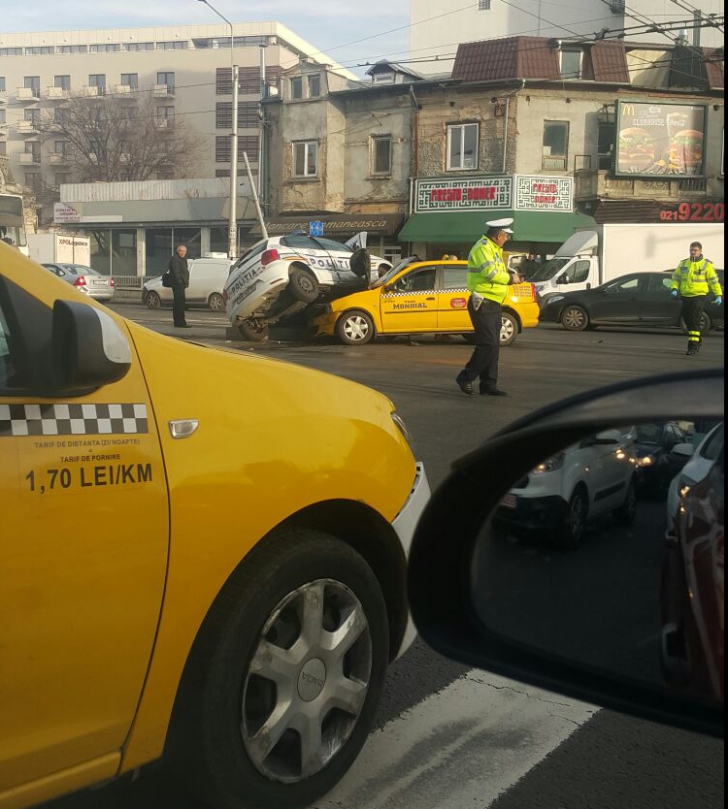 Accident grav în Bucureşti. Maşină de poliţie, răsturnată peste un taxi. Imagini de la faţa locului