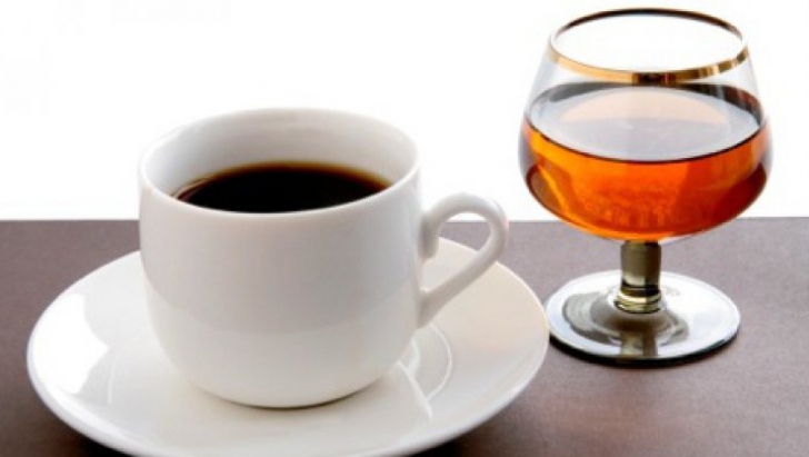 Ce se întâmplă dacă bei și cafea și alcool în același timp: Nici nu îţi imaginezi cât de grav este!