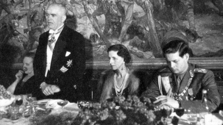 Regele Mihai (dreapta), Regina Elena (centru) și Petru Groza (stânga). SURSA FOTOGRAFIEI: Click.ro