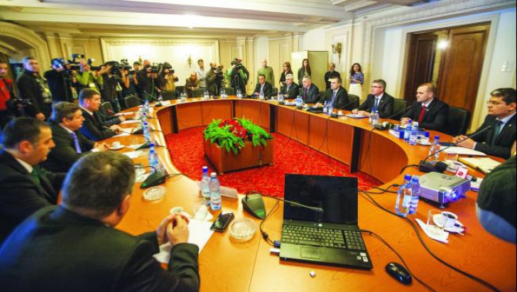 Băsescu şi Tăriceanu, invitaţi pentru audieri la Comisia SRI
