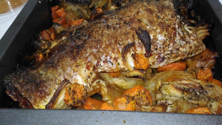 MASA REVELION 2018. Peşte la cuptor, pe pat de legume - cea mai rapidă şi gustoasă reţetă!