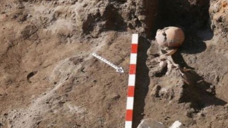 Descoperire remarcabilă la 300 de kilometri de România: un schelet întreg cu o săgeată în piept