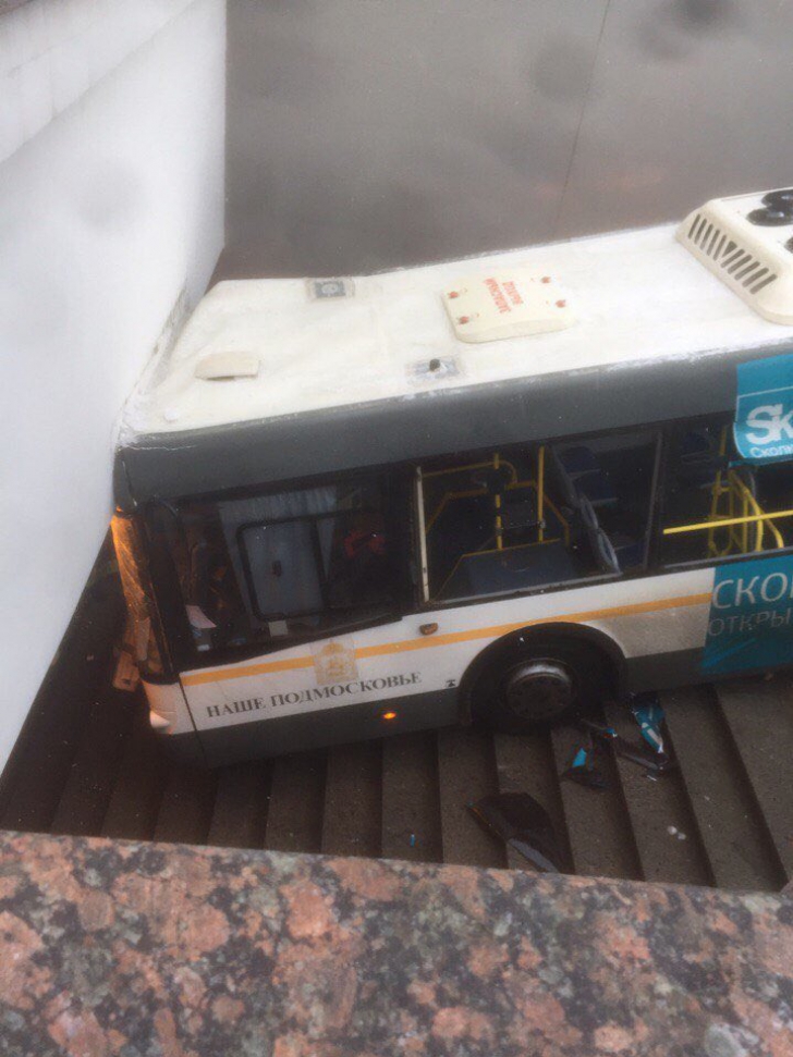 Moscova: Mai mulți morți, după ce un autobuz plin cu oameni a intrat într-o gură de metrou