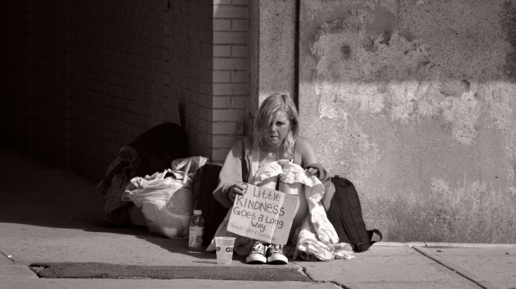 Minune de Crăciun. A văzut o femeie fără adăpost şi s-a apropiat de ea. Ce i-a spus l-a ȘOCAT
