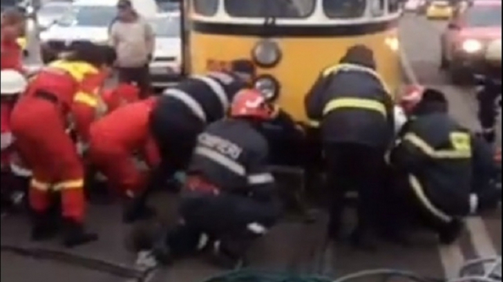 ȘOCANT! Un bărbat a fost prins sub un tramvai, la Iași