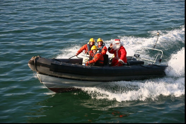 Scafandrii militari îl vor aduce pe Moș Crăciun din adâncurile mării