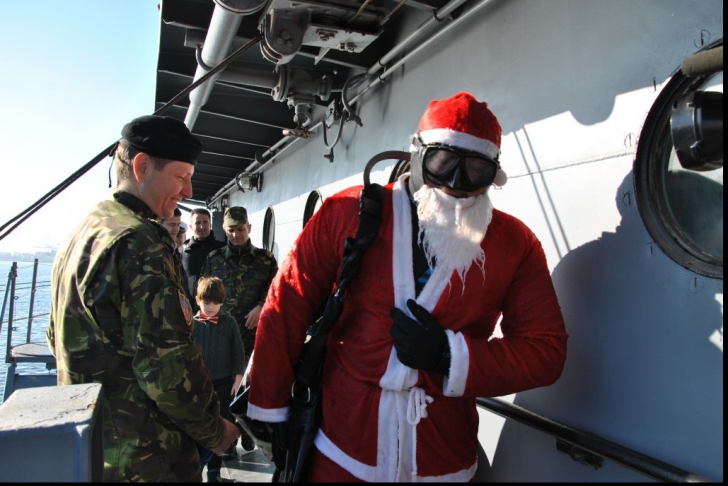 Scafandrii militari îl vor aduce pe Moș Crăciun din adâncurile mării